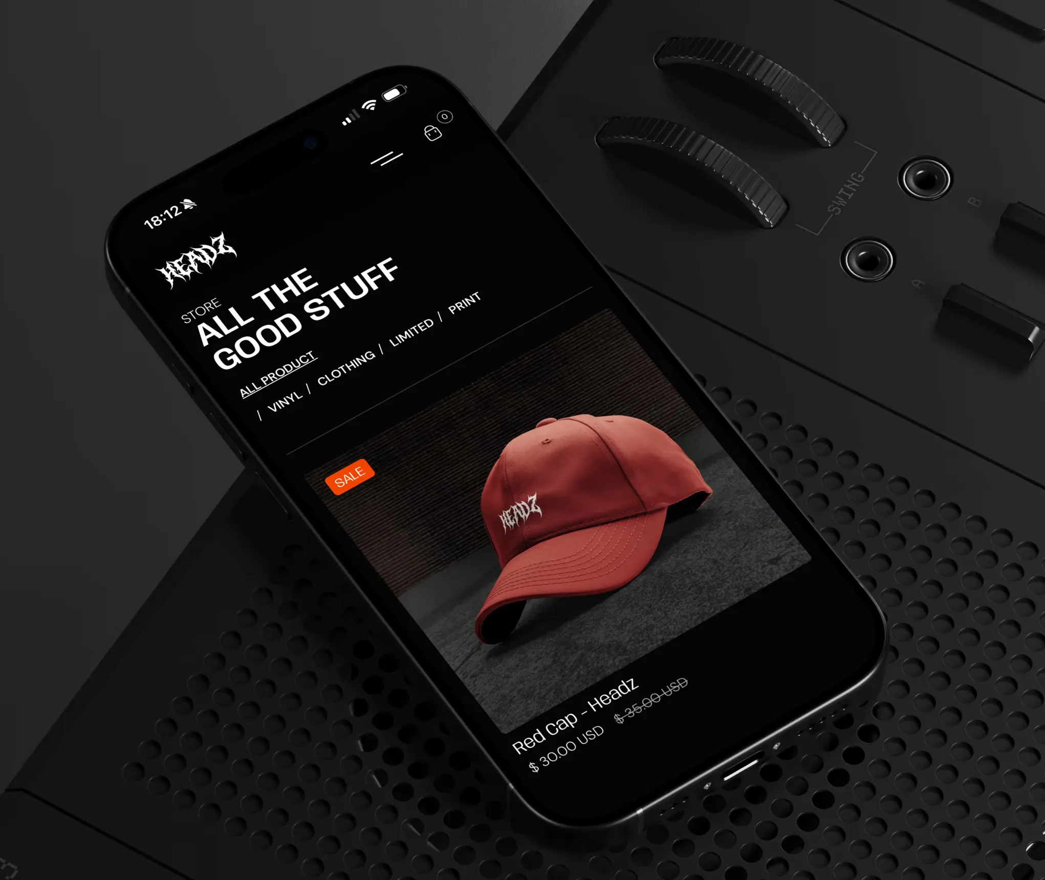 Boutique du groupe affichée sur un smartphone, avec une casquette rouge
