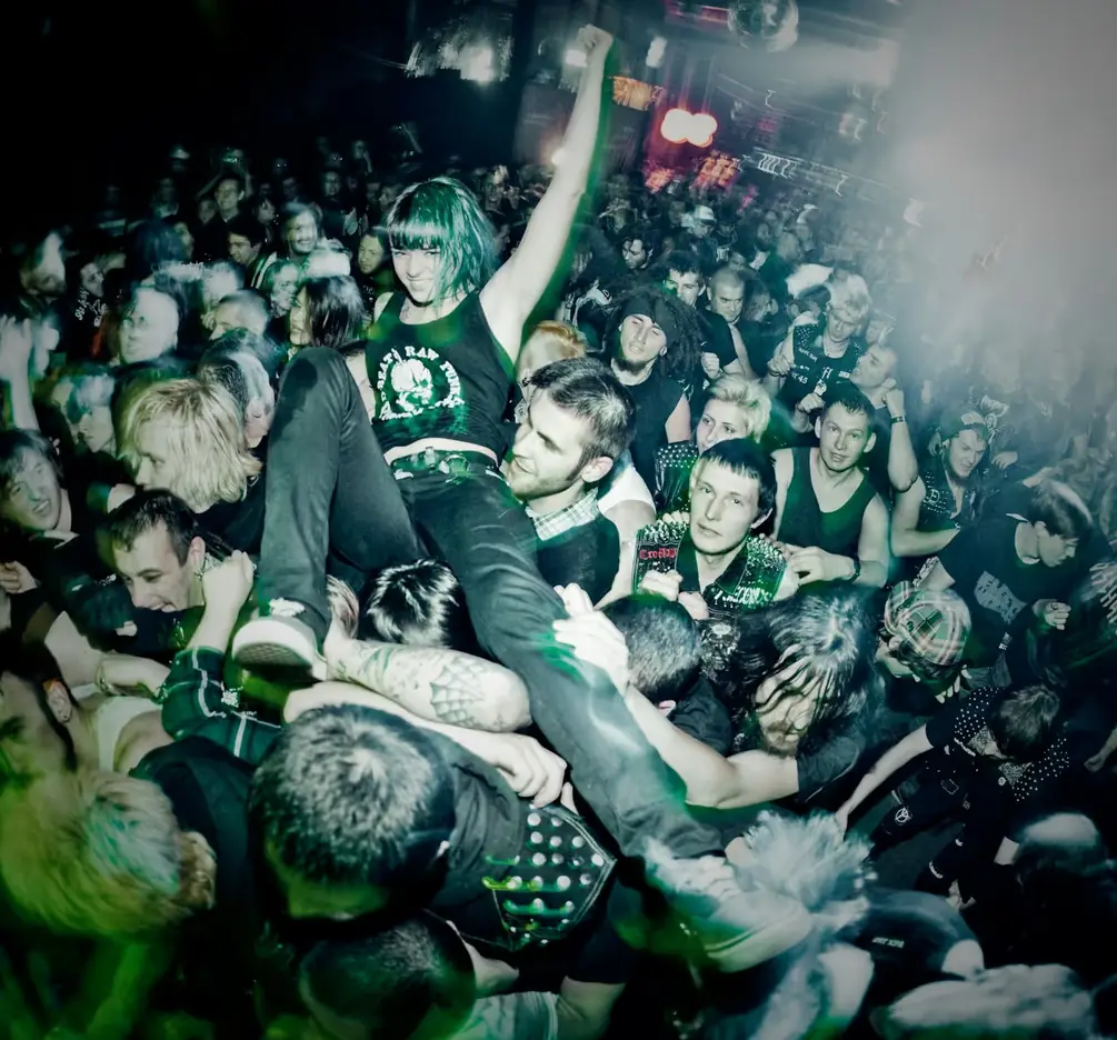 Public qui porte un spectateur pendant un concert de metal