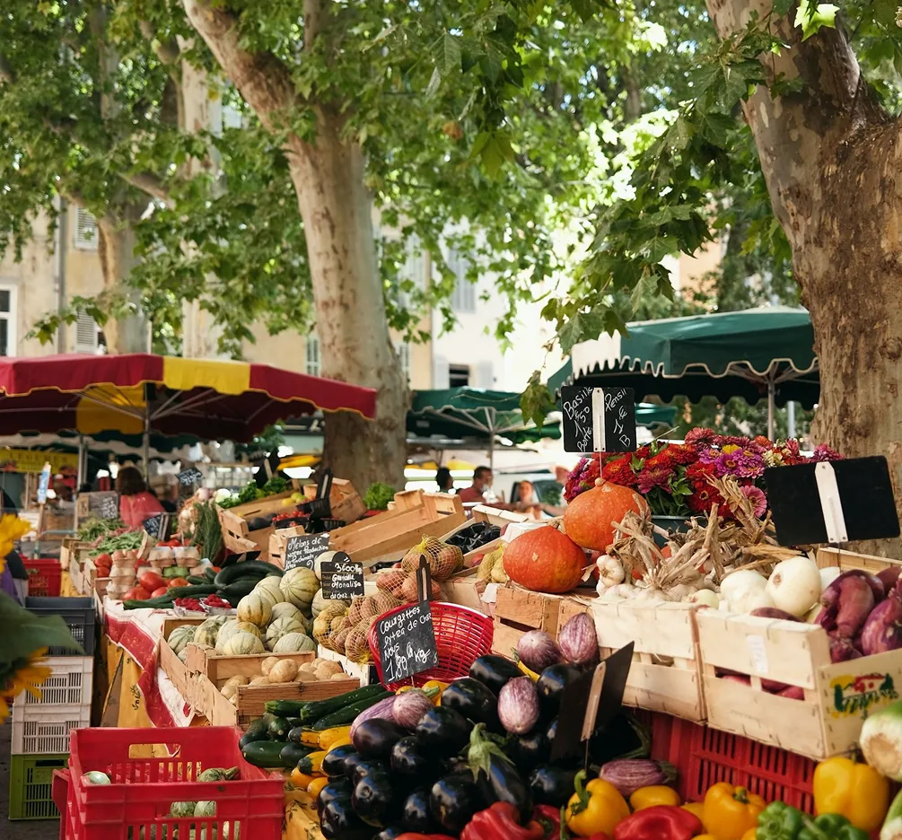 Étals de fruits et légumes au marché