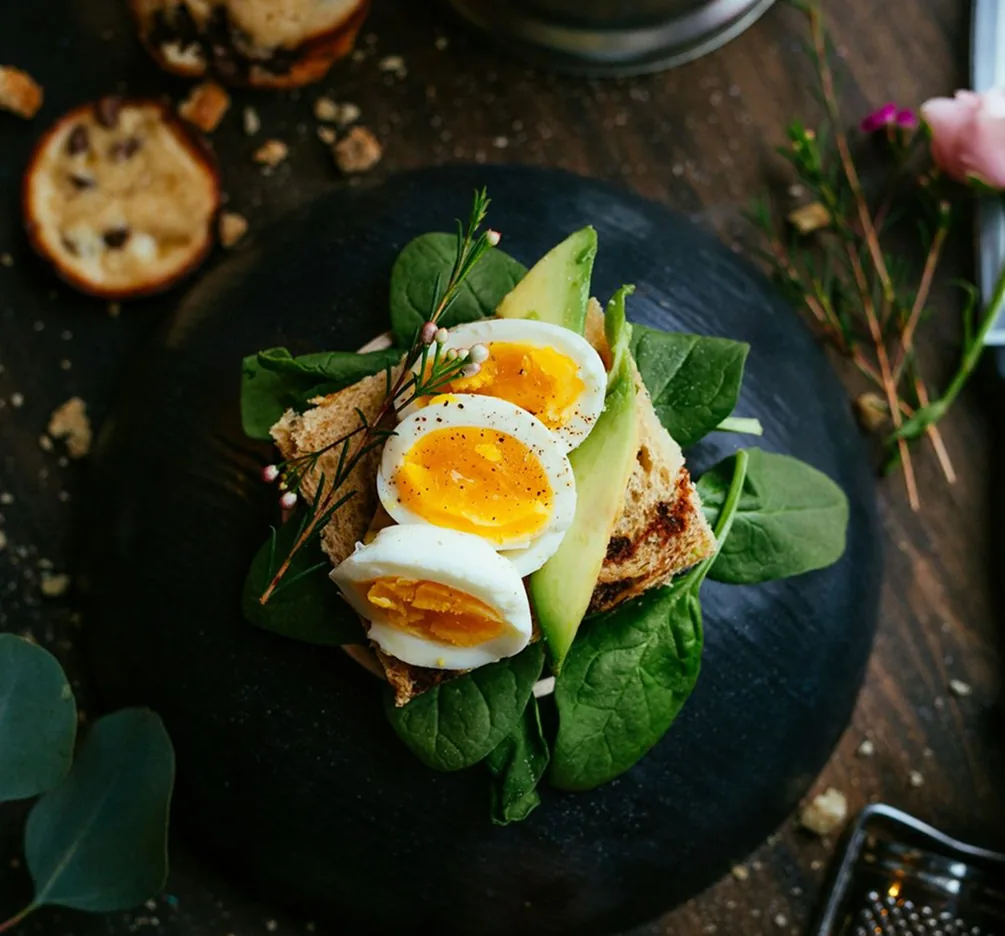 Assiette d’œufs, avocat et pain grillé