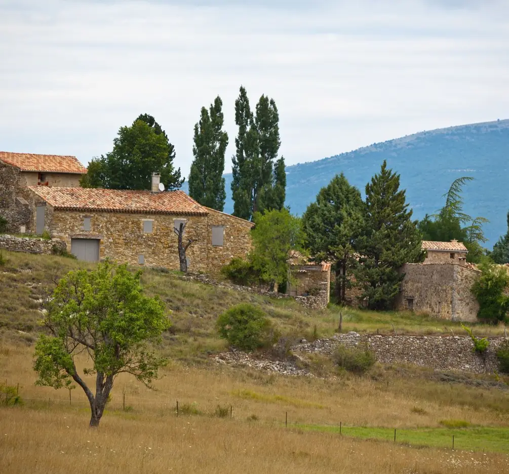 Gîte en pierre au milieu d’un hameau provençal