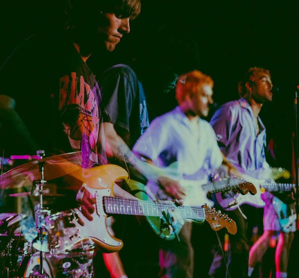 Le groupe Néon Brutal sur scène