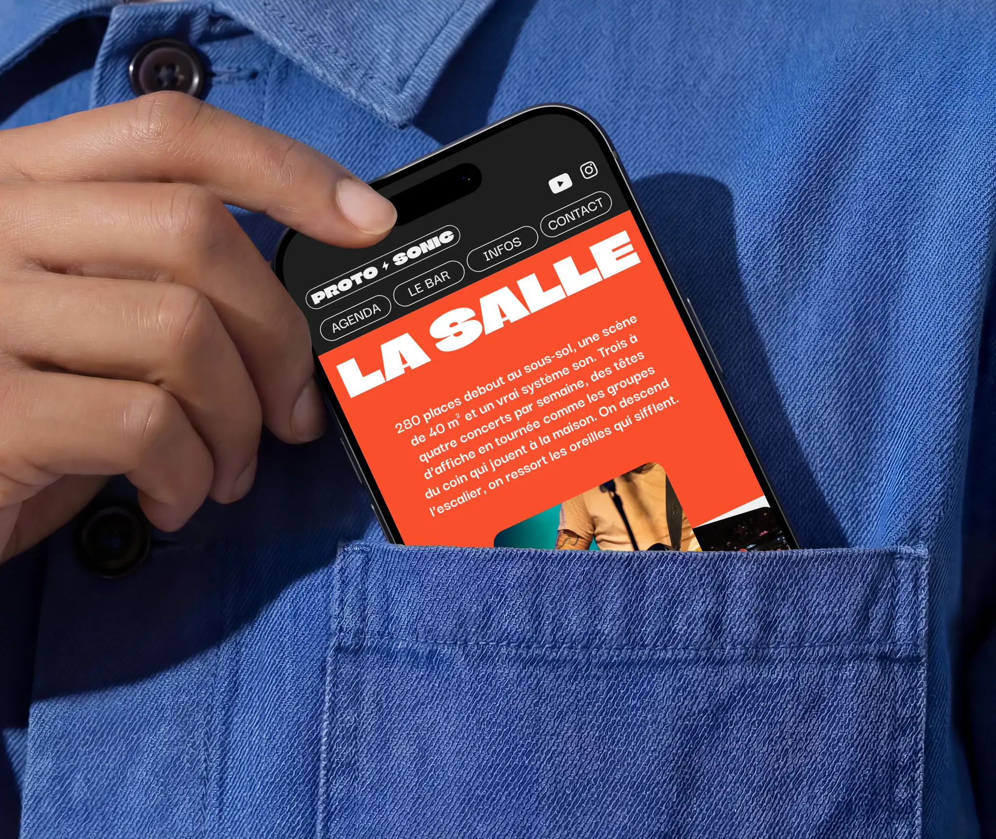 Page de la salle de concert sur un smartphone glissé dans une poche
