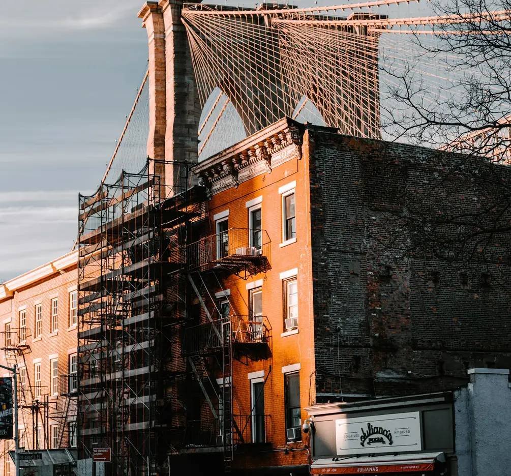 Immeuble de briques au pied du pont de Brooklyn